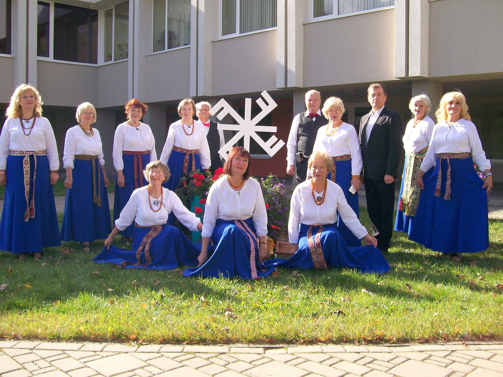 JLB dejotāji jubilejā sveic Nākotnes kolektīvu “Sens tik sens”